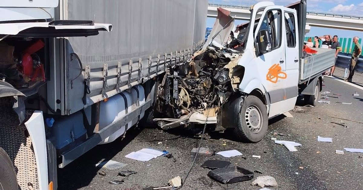 Trei persoane s-au stins din viață într-un accident pe Drumul Expres Craiova-Pitești, traficul fiind blocat