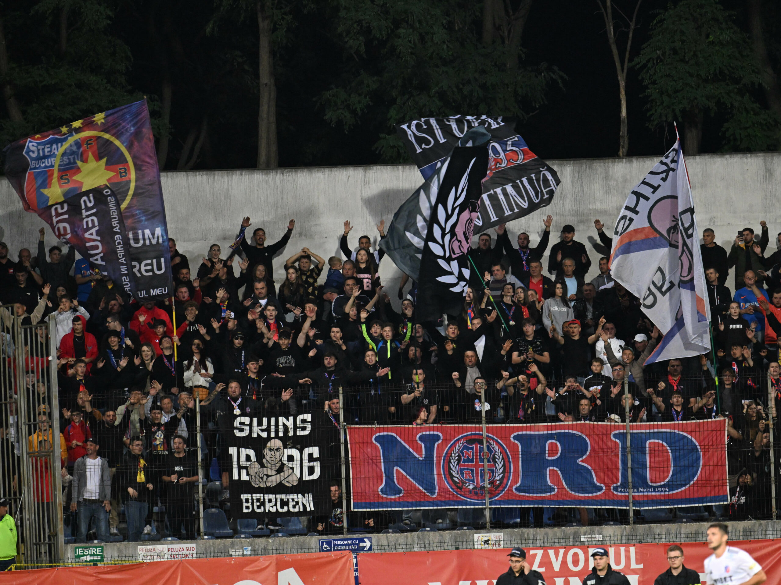 Jucător de fotbal în acțiune pe teren Jucător de fotbal în acțiune pe teren