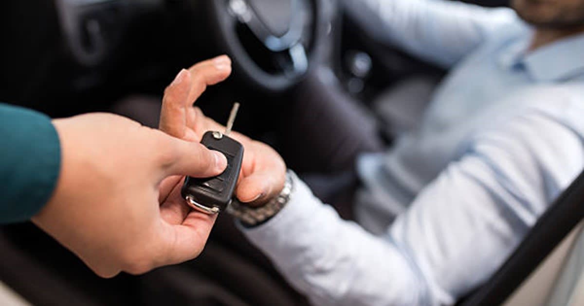 tineri preferând transportul public și cheltuind pe gadgeturi tineri preferând transportul public și cheltuind pe gadgeturi