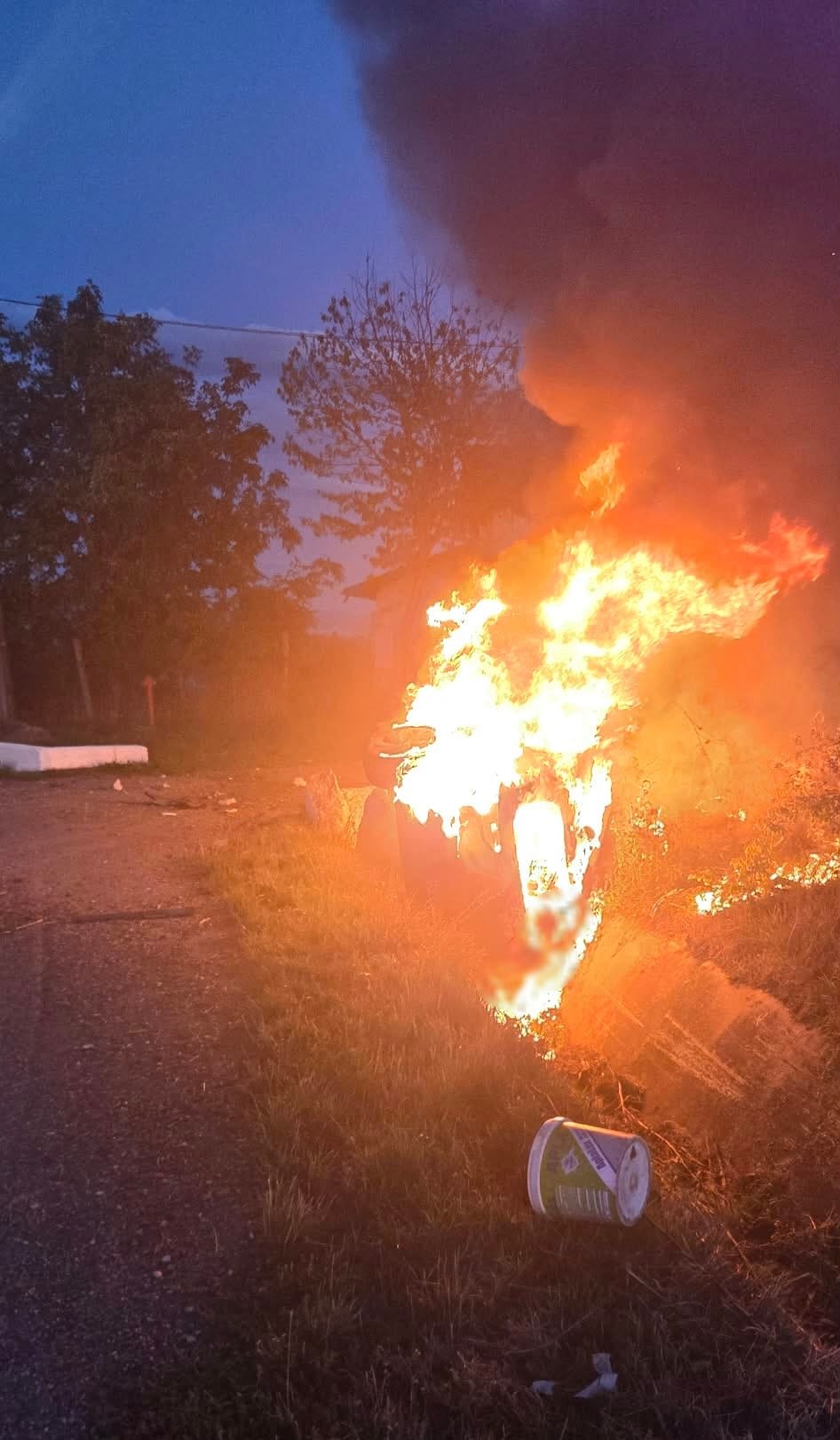 autoturism în flăcări după accident în Fântâna Mare autoturism în flăcări după accident în Fântâna Mare