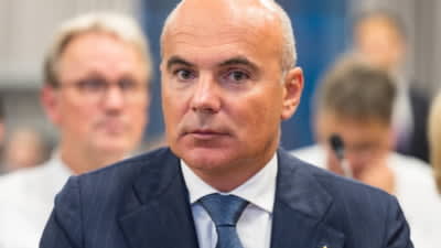 siluetă elevi în fața unei catedrale, simbol religios și educație siluetă elevi în fața unei catedrale, simbol religios și educație