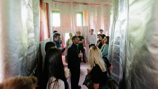 clădire abandonată transformată în spațiu de expoziție
