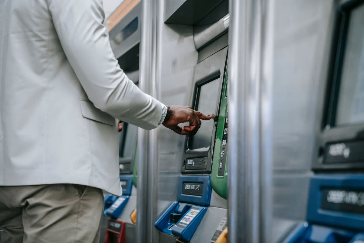 Noi reguli pentru bancomatele din România: clienții vor putea retrage orice sumă