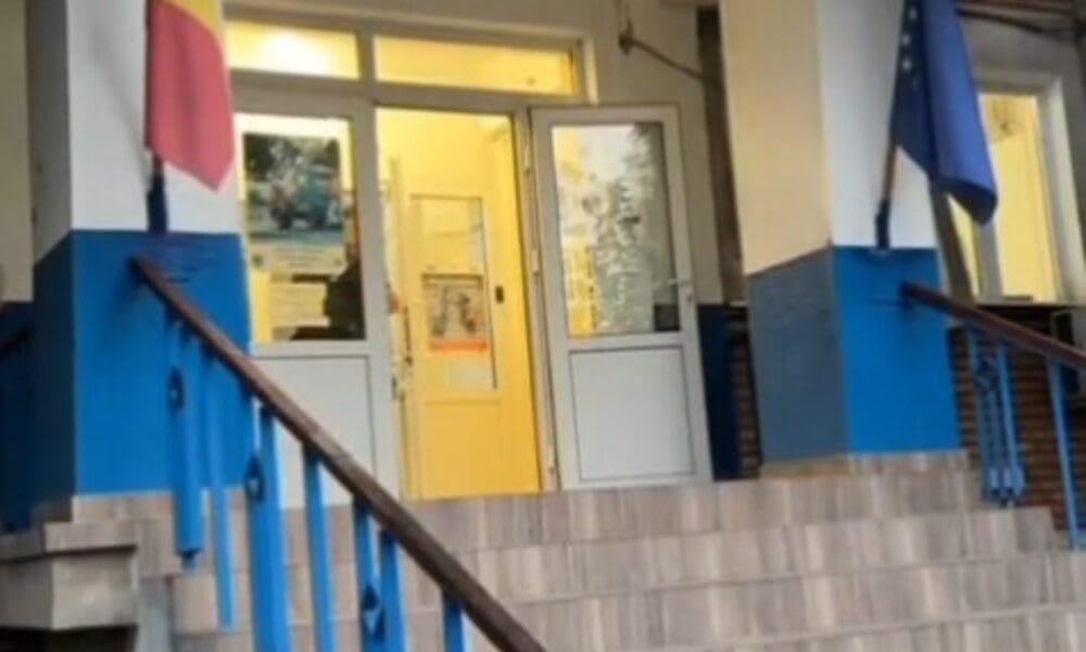 polițiști hunedoreni reținând suspectă de furt polițiști hunedoreni reținând suspectă de furt