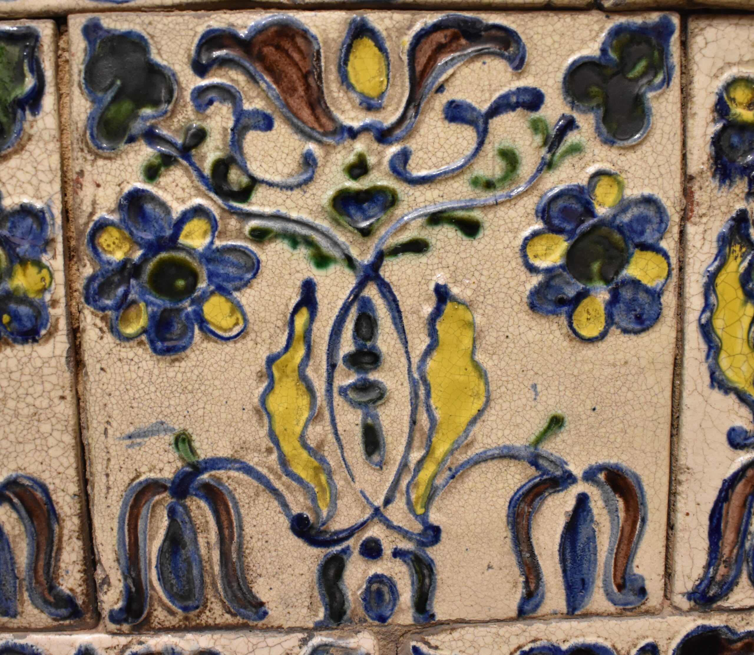 sobă decorativă de teracotă pictată manual, patrimoniu cultural București sobă decorativă de teracotă pictată manual, patrimoniu cultural București