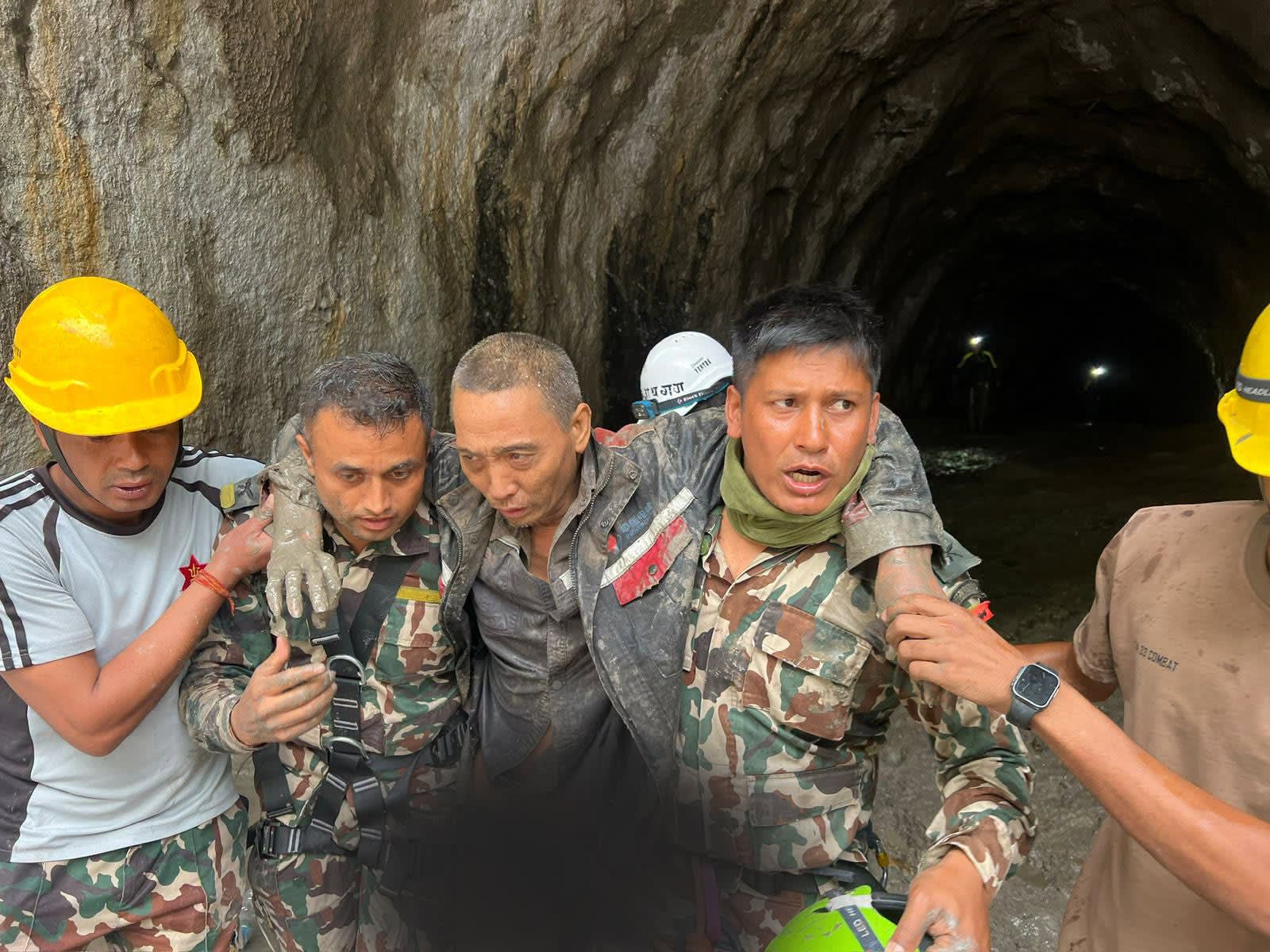 Nepal a salvat două persoane după 10 zile de la inundații