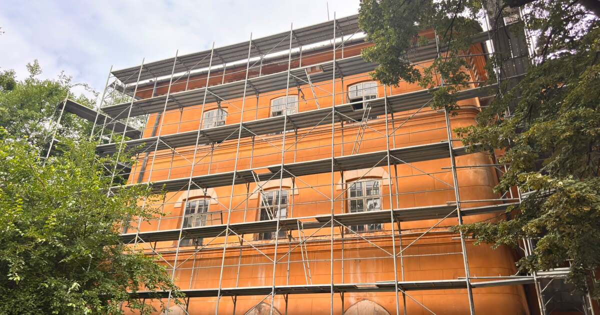Șantierul de restaurare a Castelului Huniade, cu elemente arhitecturale și muncitori