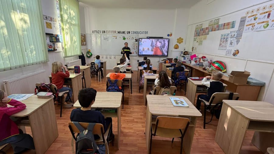 patrule poliție și jandarmi în apropierea școlii, elevi și cadre didactice patrule poliție și jandarmi în apropierea școlii, elevi și cadre didactice