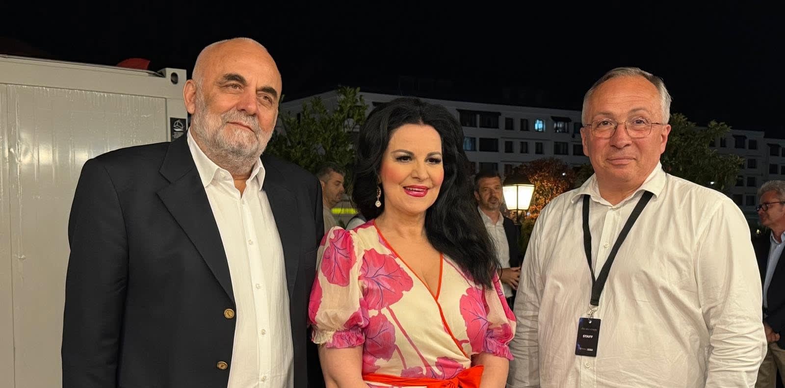 Angela Gheorghiu cântând pe scenă în Suceava Angela Gheorghiu cântând pe scenă în Suceava
