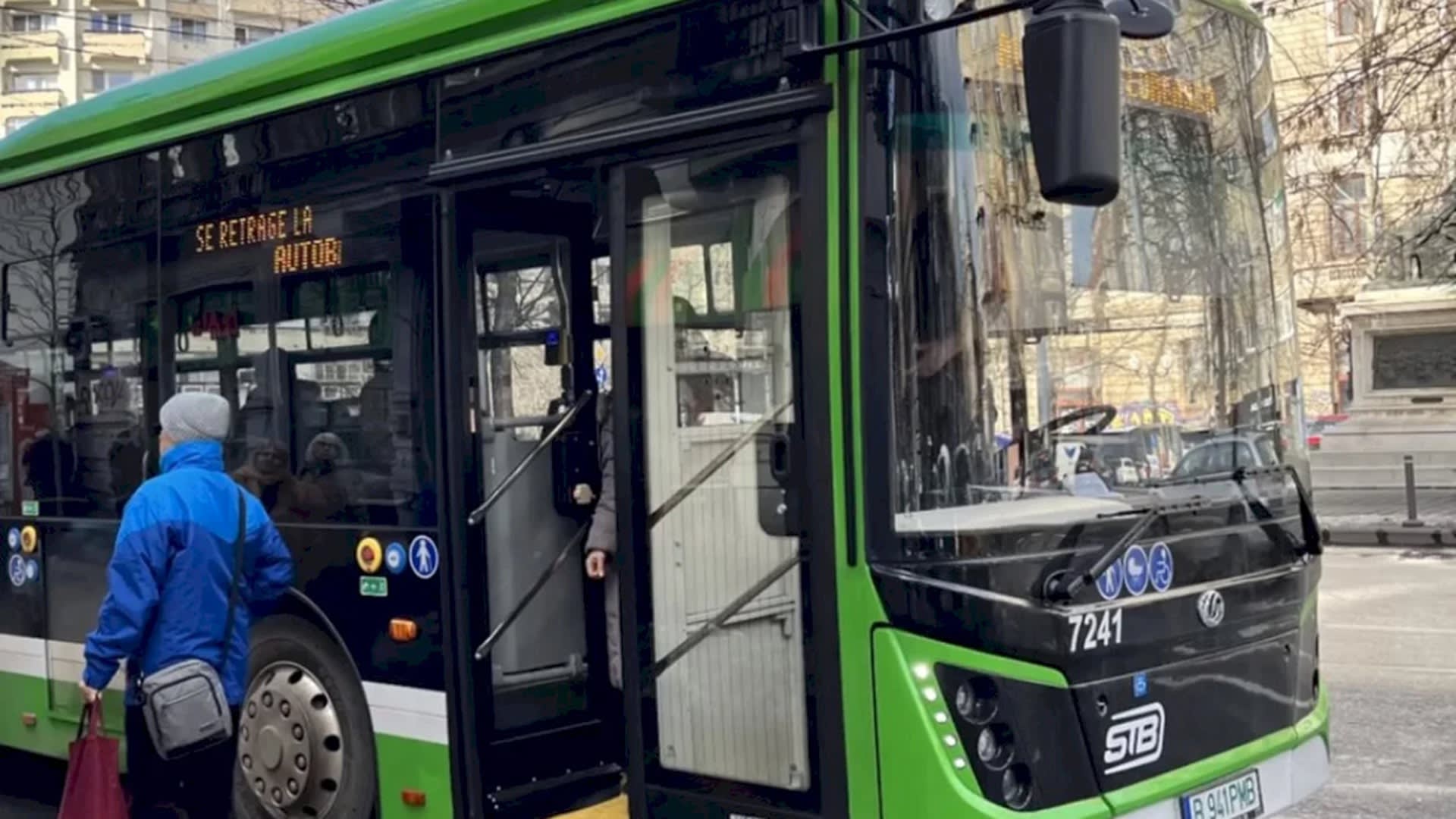 autobuz în trafic pe stradă în București autobuz în trafic pe stradă în București