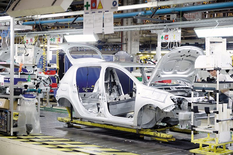 Șeful Dacia avertizează asupra scăderii producției la Mioveni și anunță măsuri