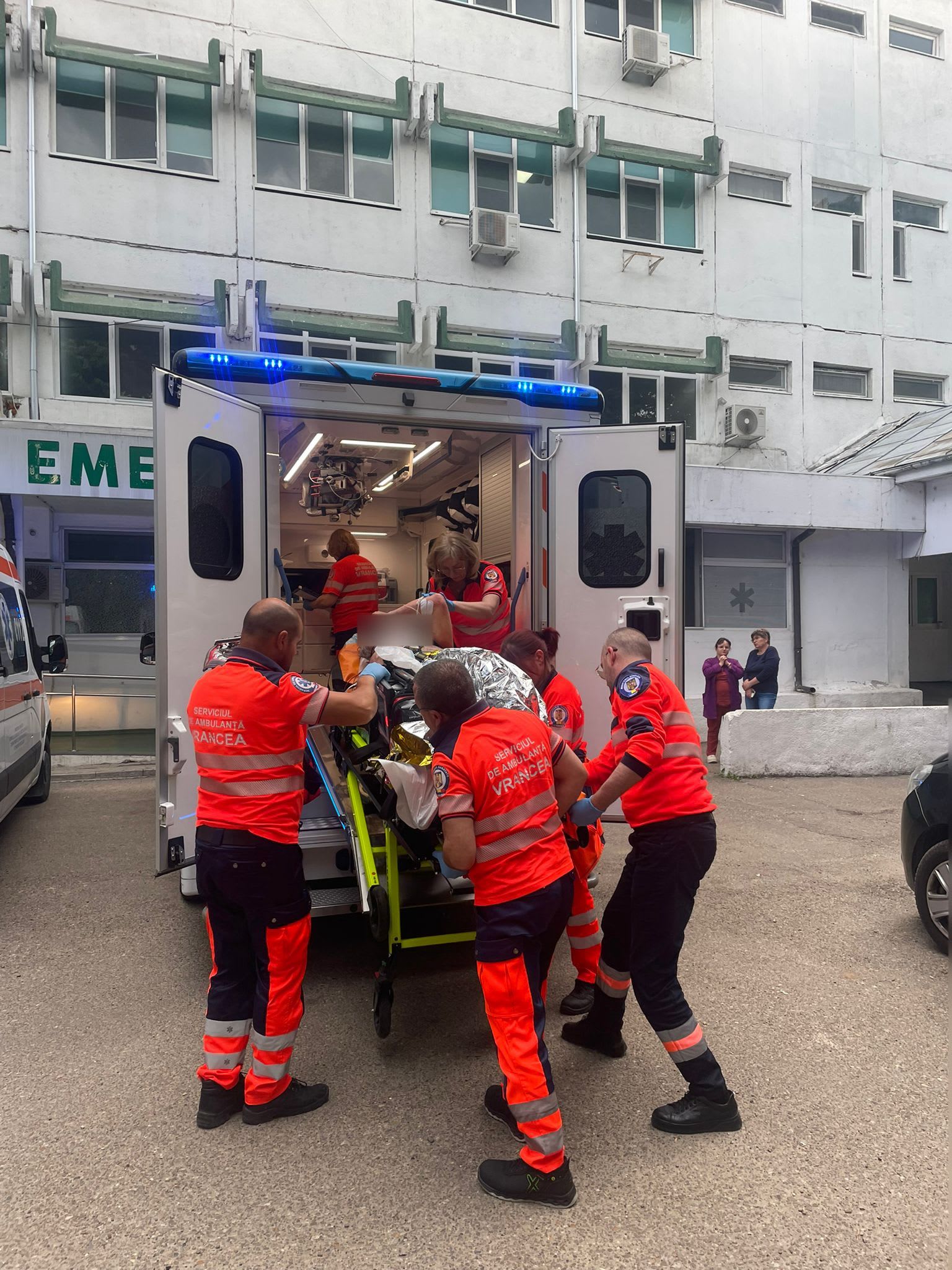 Victim cu arsuri grave după incendiu la autoturism în Vrancea Victim cu arsuri grave după incendiu la autoturism în Vrancea