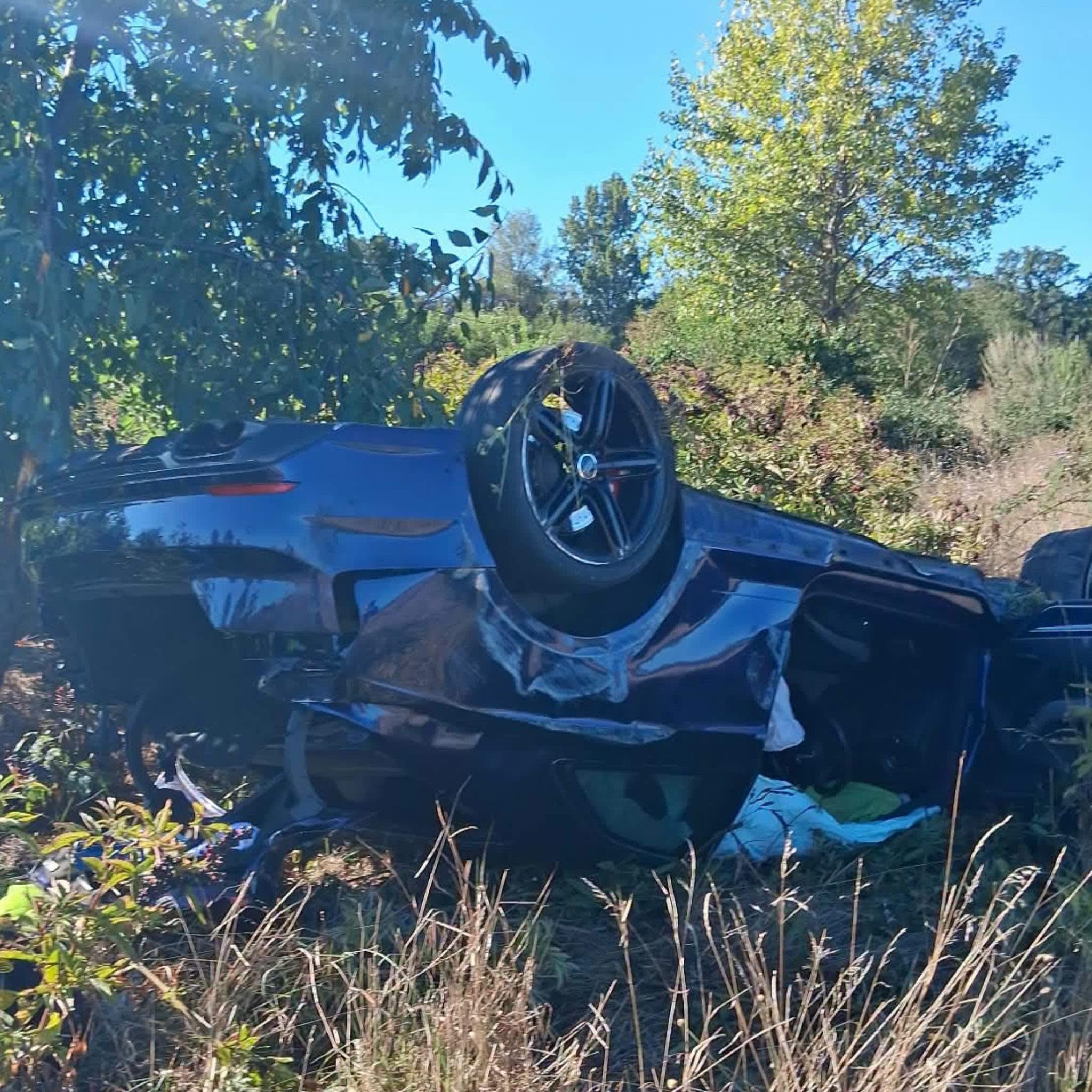 Patru mașini implicate într-un accident între Grădinari și Tântava, două răsturnate pe plafon