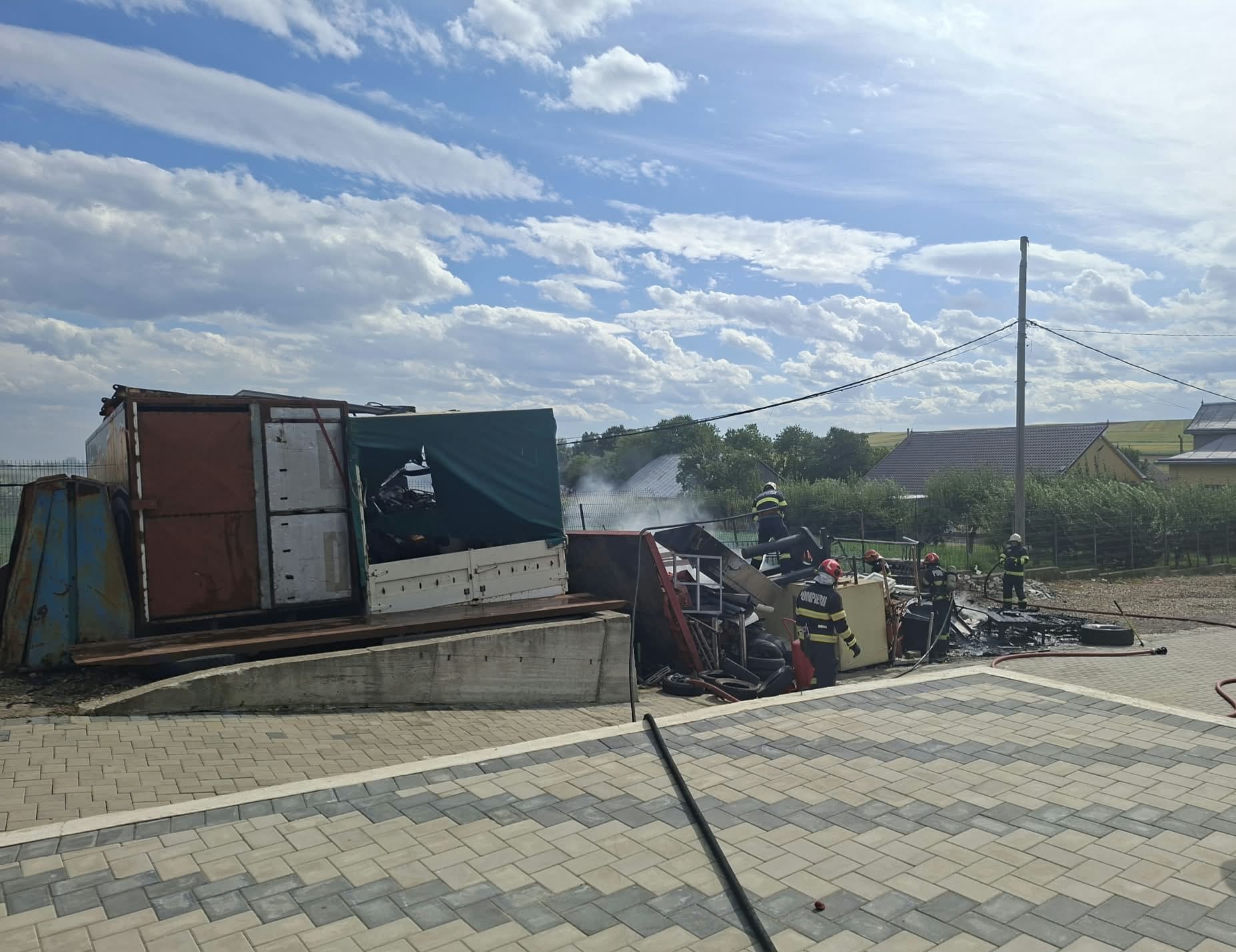 autoscafandru pompieri stingând incendiu în parcul auto autoscafandru pompieri stingând incendiu în parcul auto