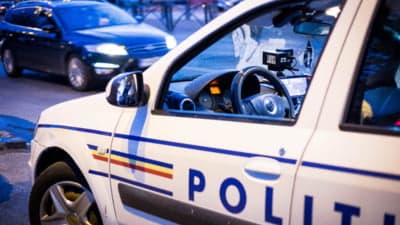 echipă de poliție efectuând percheziții în județul Arad echipă de poliție efectuând percheziții în județul Arad