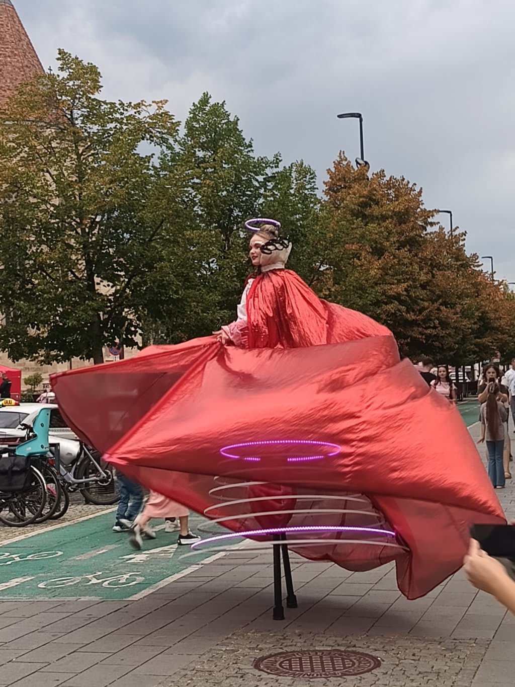 A început WonderPuck! Centrul Clujului, transformat într-o scenă plină de spectacole și personaje în costume impresionante