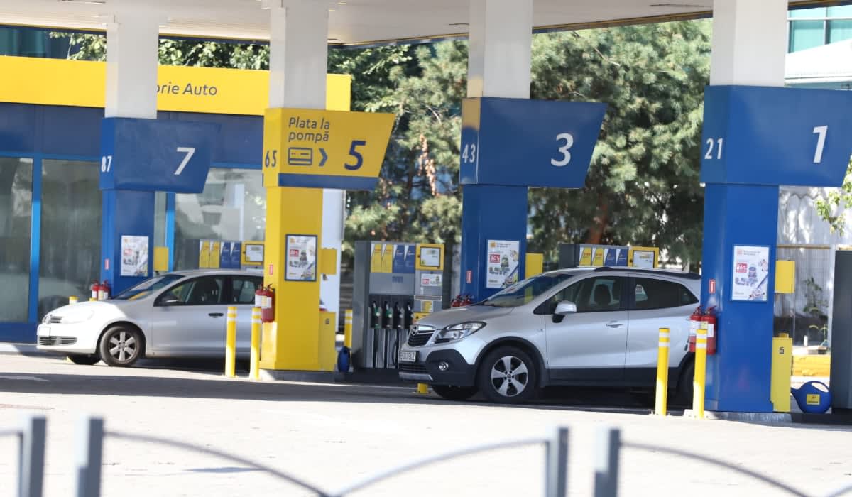pompa de benzină, afișaj preț carburant, șofer alimentând pompa de benzină, afișaj preț carburant, șofer alimentând