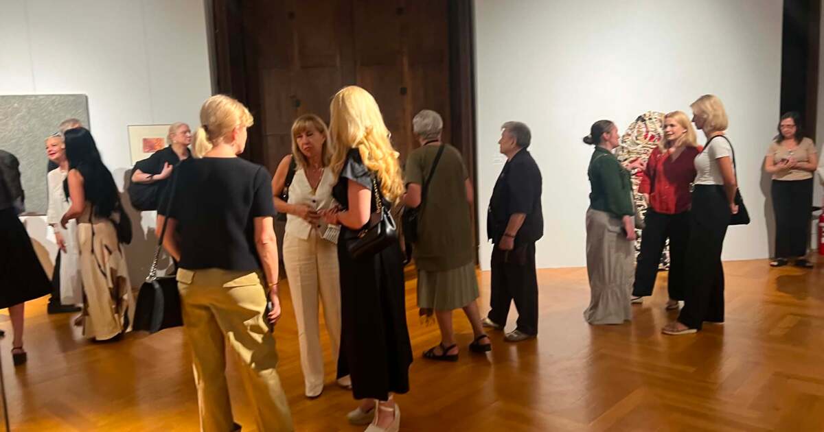 expoziție de artă contemporană în Sala Baroc a muzeului