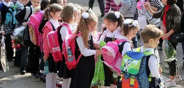 Elevi în uniformă școlară în clasă