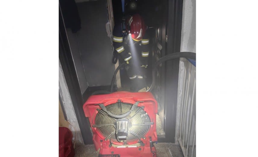 pompieri stingând un incendiu într-un apartament din Bârlad