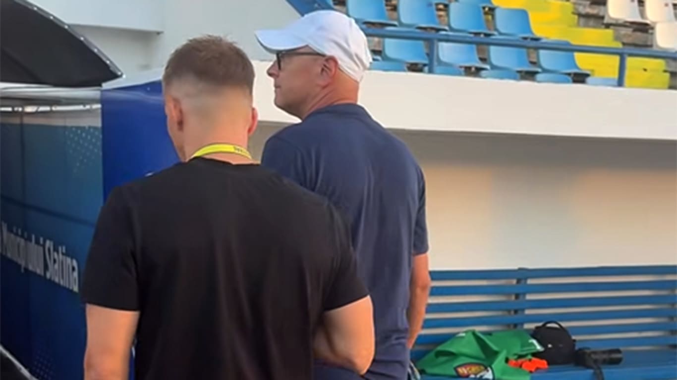 fotbal, meci de Liga 2, jucători în acțiune fotbal, meci de Liga 2, jucători în acțiune