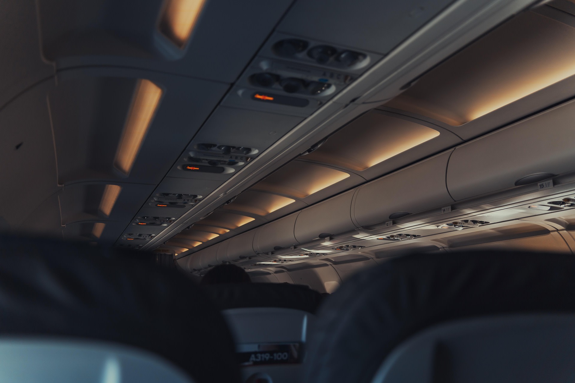 interior avion cu luminile stinse în timpul decolării și aterizării