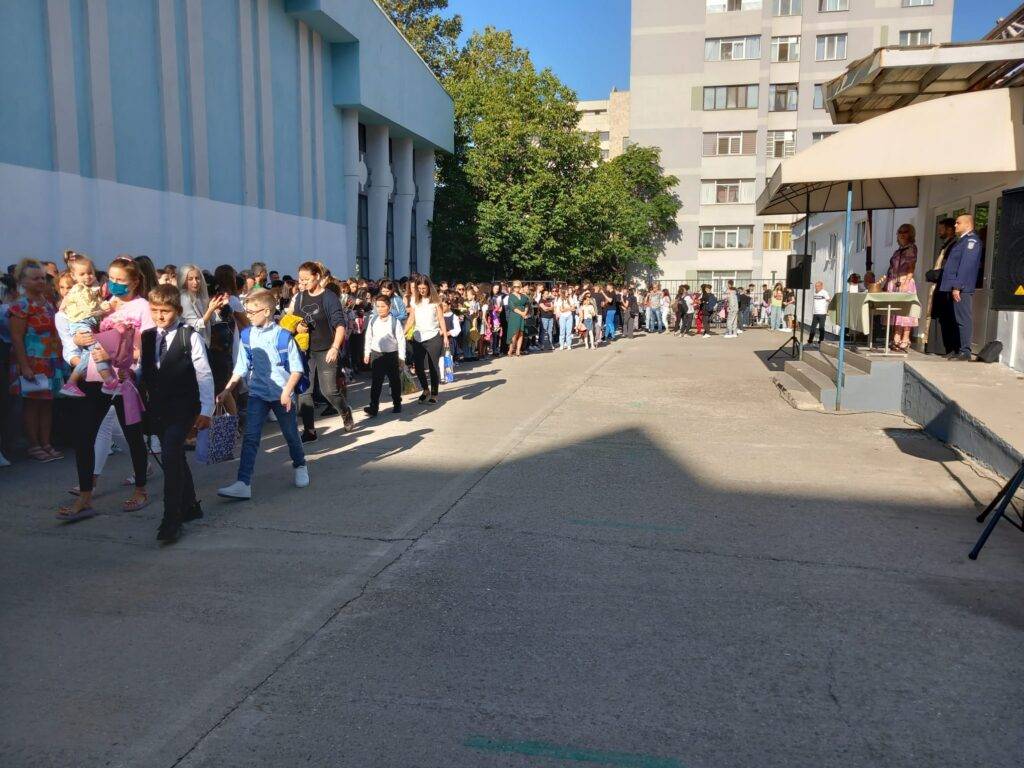 clădire școală în Olt, elevi și profesori pregătindu-se pentru începutul anului școlar clădire școală în Olt, elevi și profesori pregătindu-se pentru începutul anului școlar