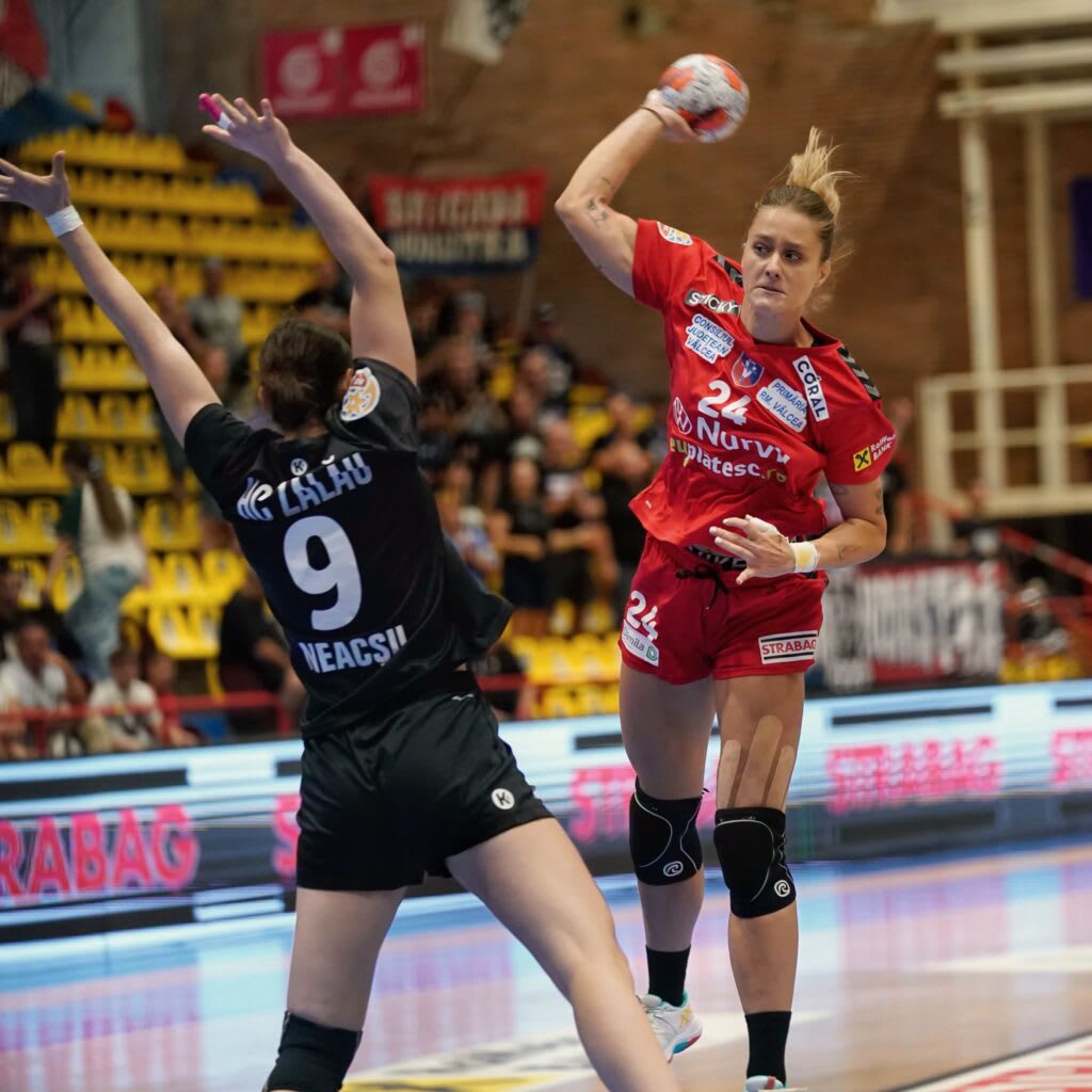 jucătoare handbal în acțiune pe teren jucătoare handbal în acțiune pe teren
