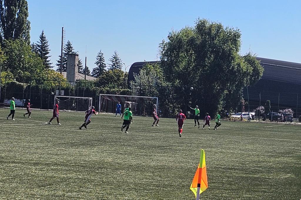 jucători de fotbal în acțiune pe terenul de joc jucători de fotbal în acțiune pe terenul de joc