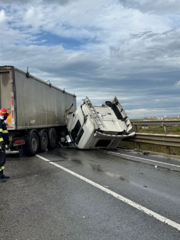 Suceava: Accident în localitatea Șcheia – un TIR a ajuns de-a latul drumului