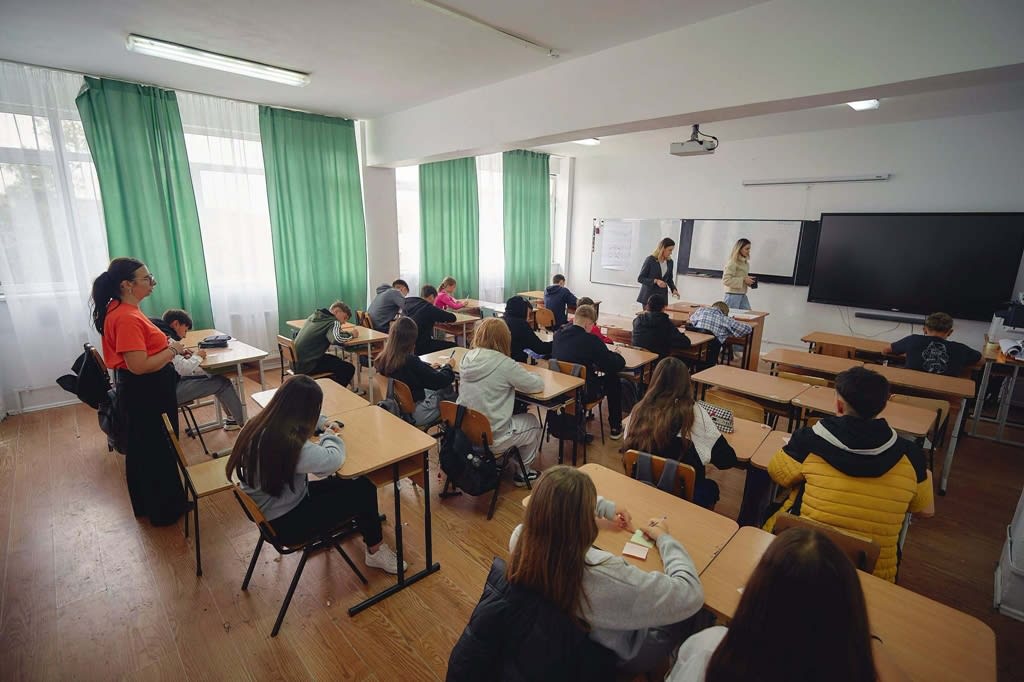 Ministerul Investițiilor finalizează alimentarea cardurilor educaționale pentru noul an școlar