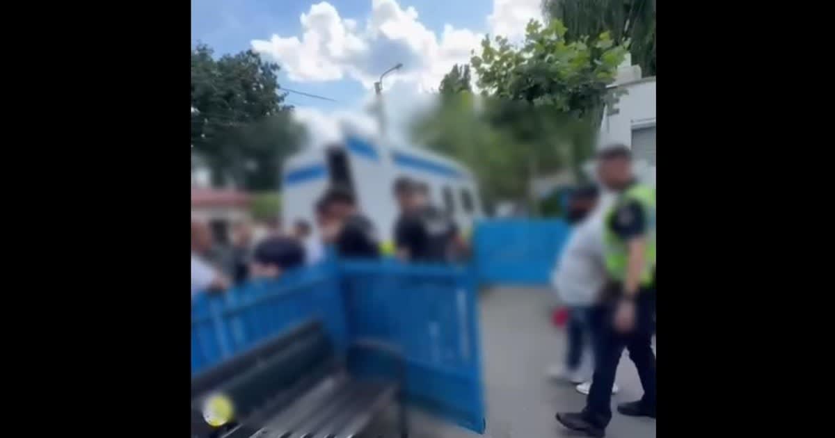 scenă de violență în parcarea unui complex rezidențial scenă de violență în parcarea unui complex rezidențial