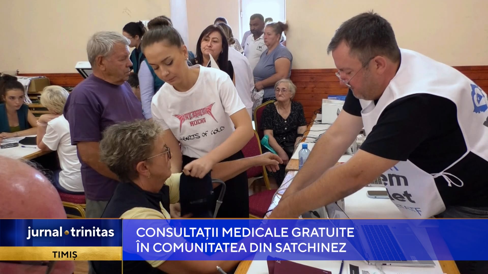 medici și voluntari în caravană medicală în Satchinez