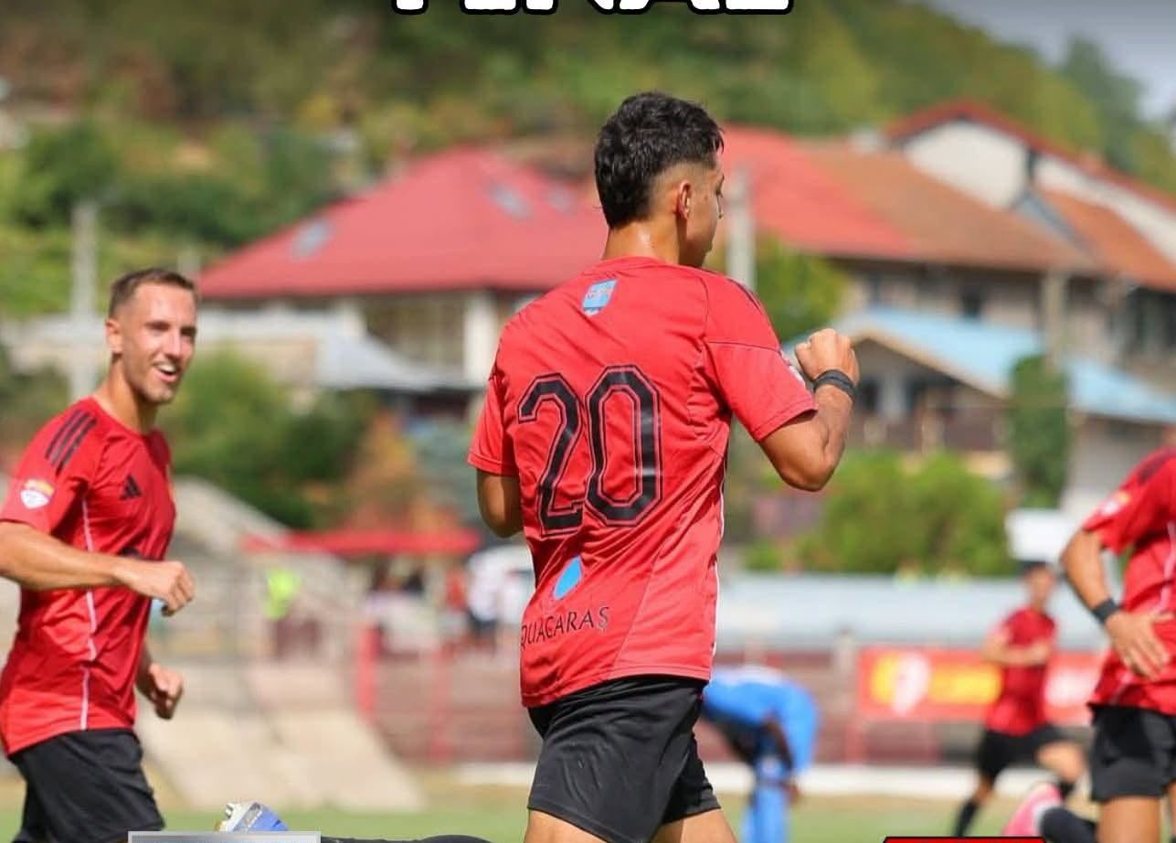 Jucători de fotbal în acțiune pe teren Jucători de fotbal în acțiune pe teren