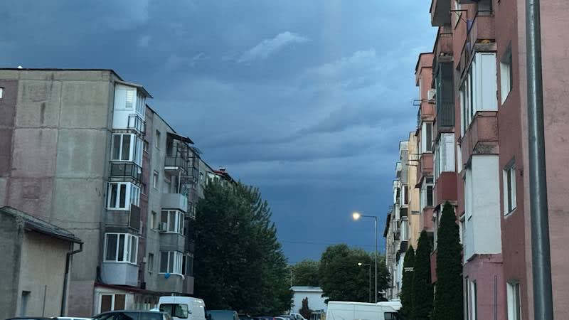 vânt puternic și nori de furtună peste munții Carpați vânt puternic și nori de furtună peste munții Carpați