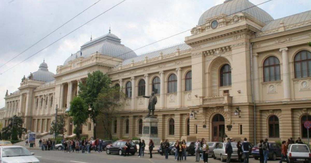Studenți în fața universității din Iași