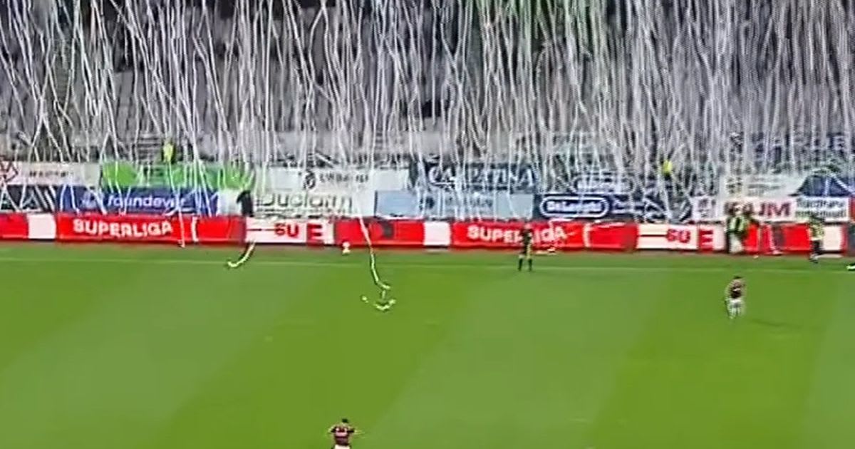 Scene spectaculoase pe Cluj Arena! Fanii au aruncat role de hârtie în debutul meciului dintre U Cluj și Rapid