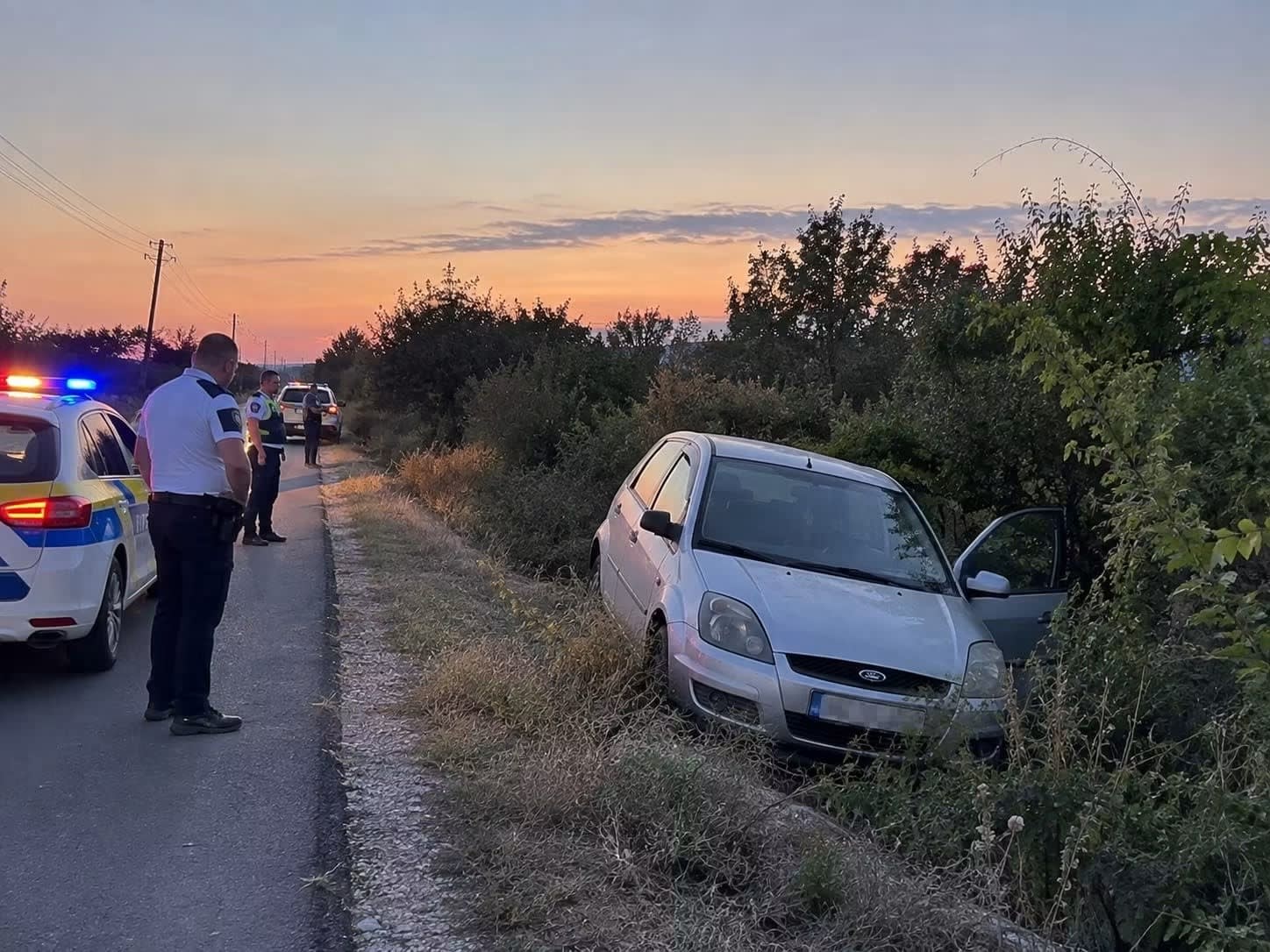 echipaj de poliție urmărește un autoturism abandonat în pădure echipaj de poliție urmărește un autoturism abandonat în pădure