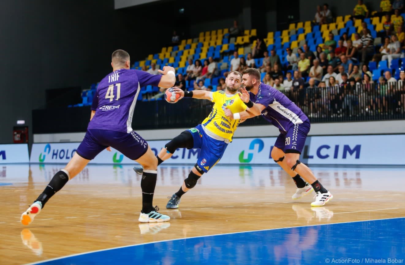 Jucători de handbal în acțiune pe teren Jucători de handbal în acțiune pe teren