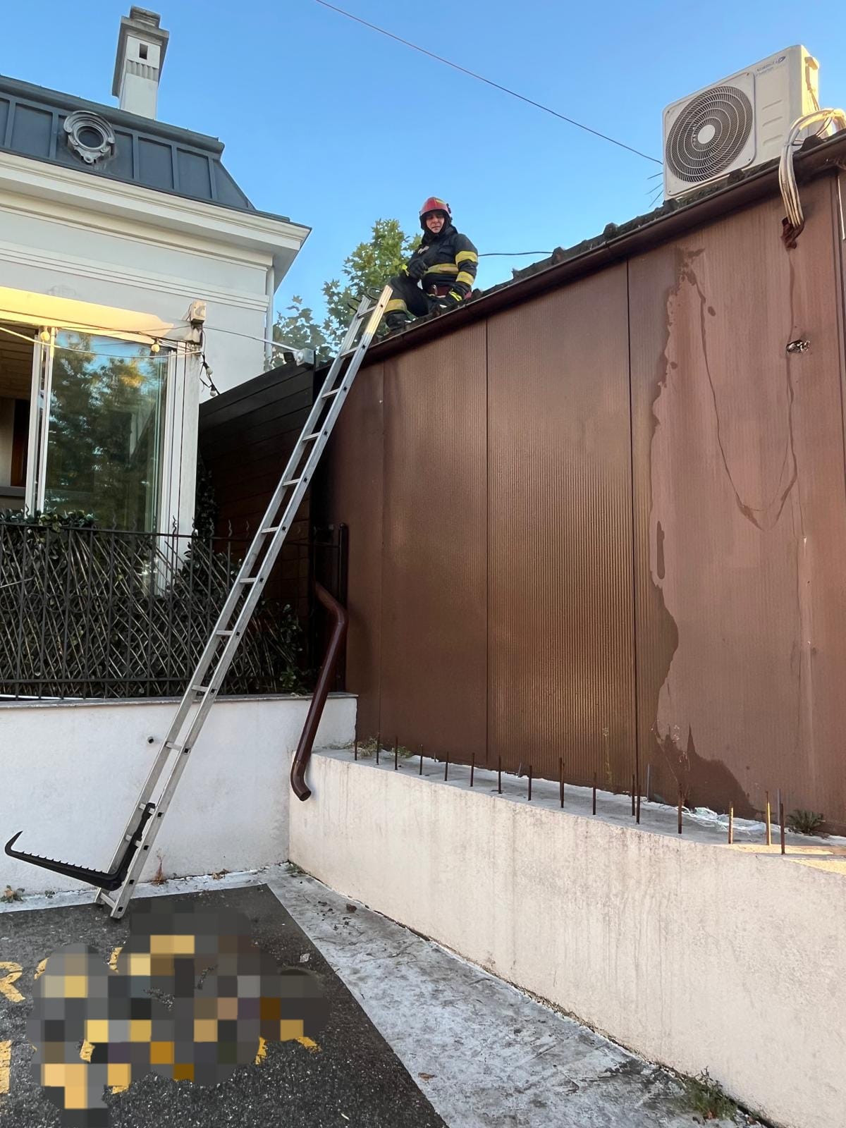 echipaj de pompieri intervenind la un incendiu în Craiova echipaj de pompieri intervenind la un incendiu în Craiova