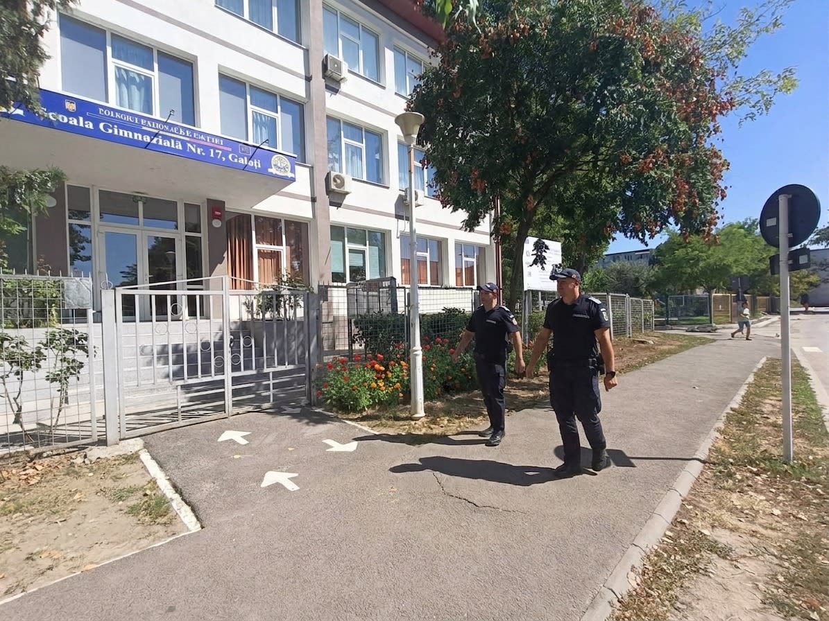 Jandarmii gălățeni patrulează în zonele școlilor la început de an școlar