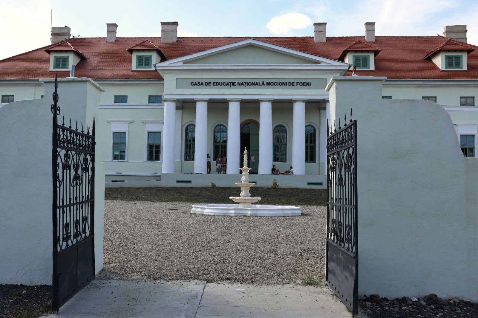 expoziție de artă vizuală la Castelul Mocioni din Foeni expoziție de artă vizuală la Castelul Mocioni din Foeni