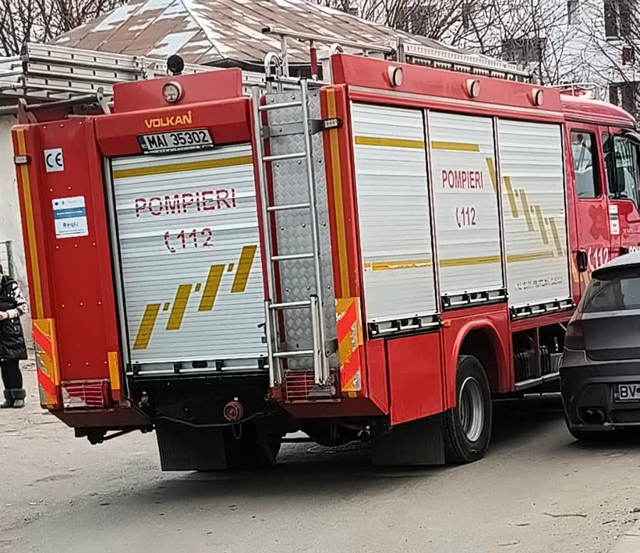 pompieri spargând ușa unui apartament din Vaslui pompieri spargând ușa unui apartament din Vaslui