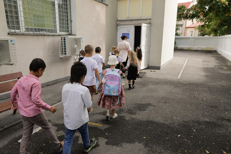 Anul școlar începe cu 700 de școli în renovare și toalete în curte, anunță ministrul Educației