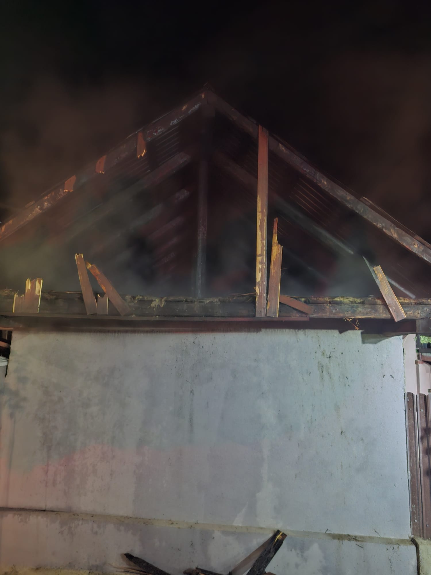 Un incendiu la Bârlălești: o casă a fost cuprinsă de flăcări în toiul nopții