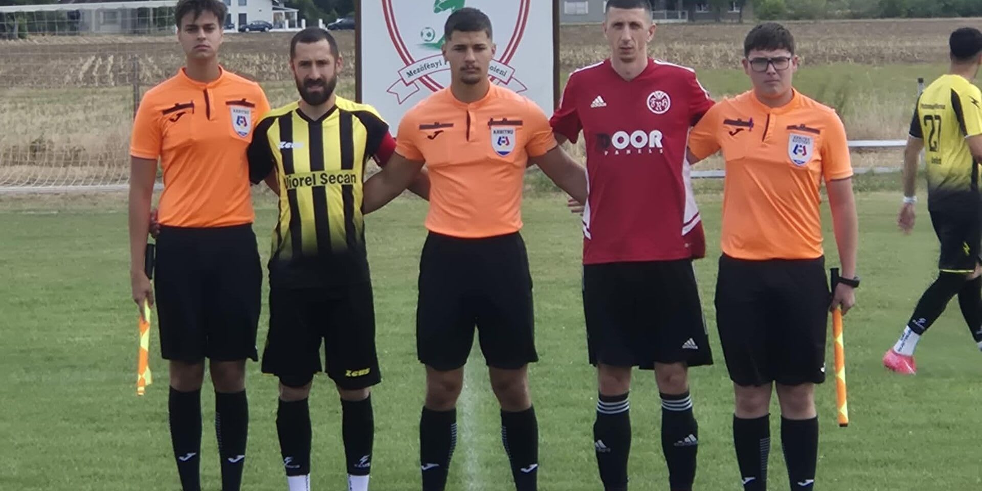 meci de fotbal cu goluri multiple, teren de joc, jucători în acțiune meci de fotbal cu goluri multiple, teren de joc, jucători în acțiune