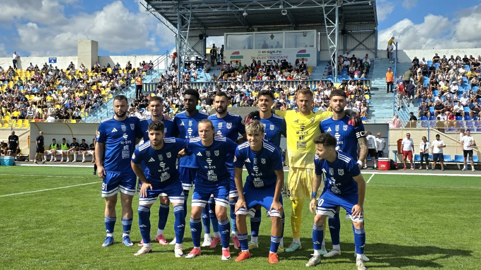 stadion Olimpia Satu Mare, jucători în acțiune, meci de fotbal stadion Olimpia Satu Mare, jucători în acțiune, meci de fotbal