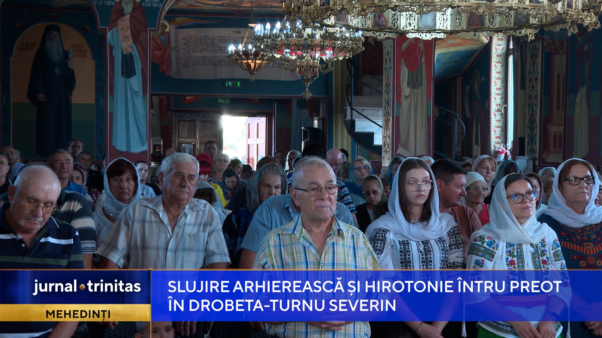 ceremonie religioasă în biserică, preot hirotonit, credincioși ceremonie religioasă în biserică, preot hirotonit, credincioși