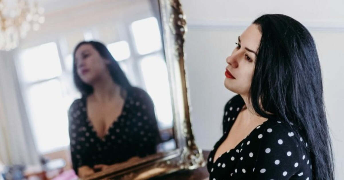profesoară predând limbi străine în clasă internațională