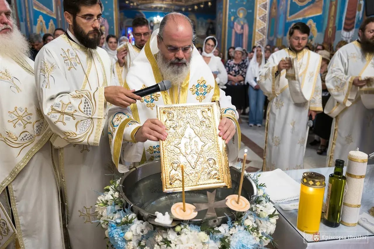 Episcopul Ignatie botează copilul la Catedrala din Huși Episcopul Ignatie botează copilul la Catedrala din Huși